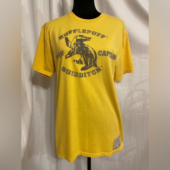 The Wizarding World Of Harry Potter Universal Studios Yellow Hufflepuff Tee Sz M - Picture 1 of 7